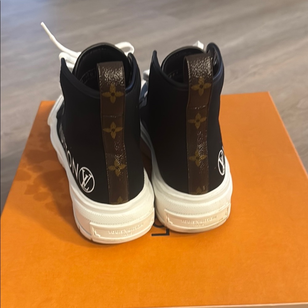 Louis Vuitton Black and White Sneakers - Picture 4 of 8